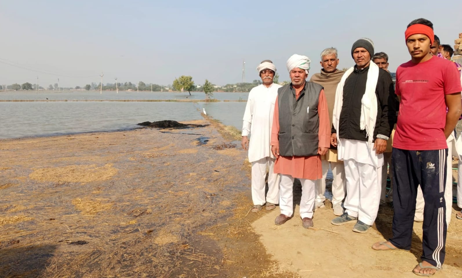 12जेएनडी16: नंदगढ़ गांव में किसानों से बात करते हुए जुलाना विधायक विनेश फोगाट। संवाद 12जेएनडी16: नंदगढ़ गांव में किसानों से बात करते हुए जुलाना विधायक विनेश फोगाट। संवाद