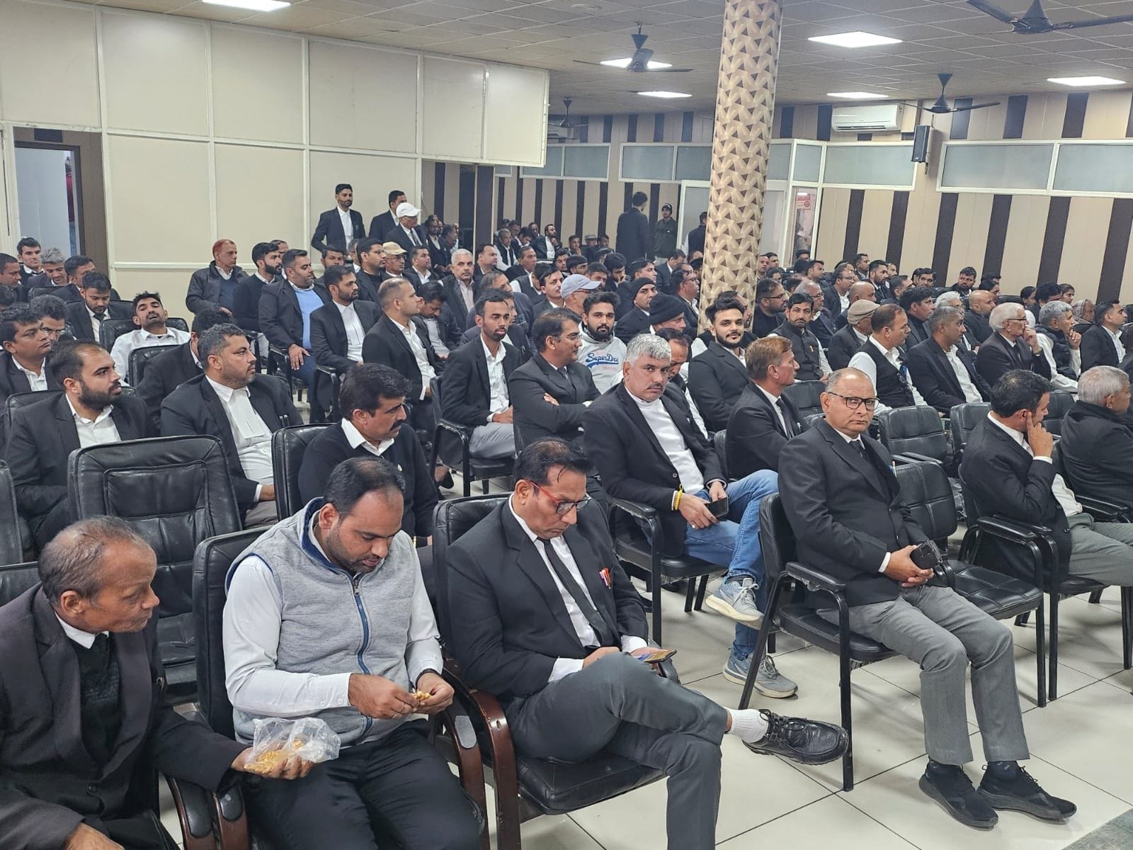 12जेएनडी25: जिला बार एसोसिएशन के सदस्य बैठक करते हुए। संवाद