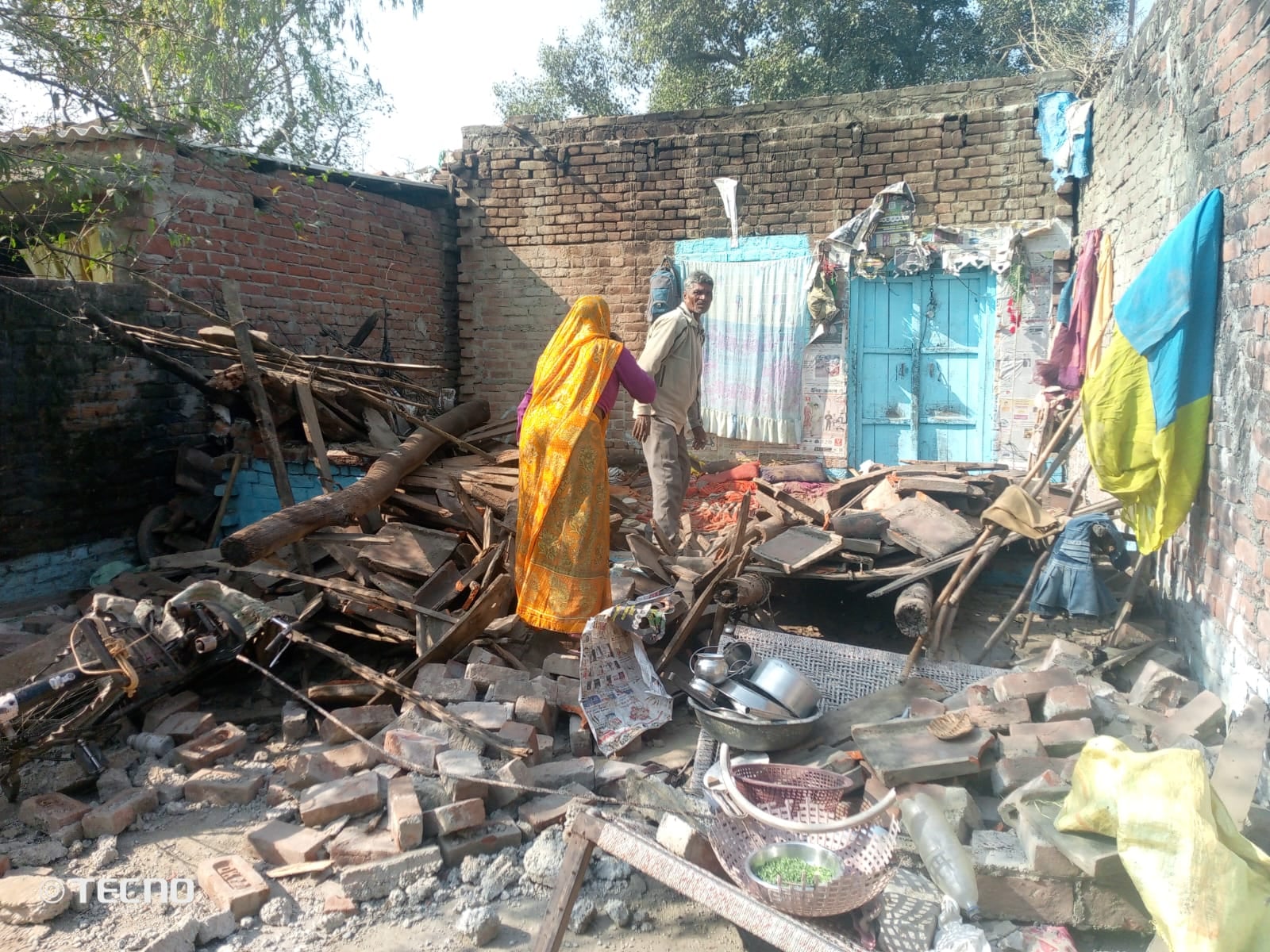गांव जितौरिया टांडा में हादसे की सूचना पर पहुंचे एसडीएम। संवाद