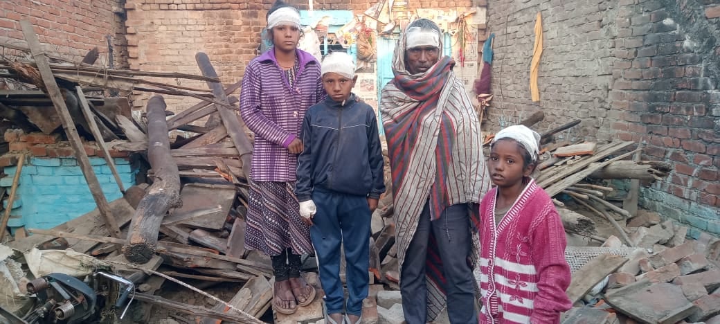 गांव जितौरिया टांडा में हादसे की सूचना पर पहुंचे एसडीएम। संवाद