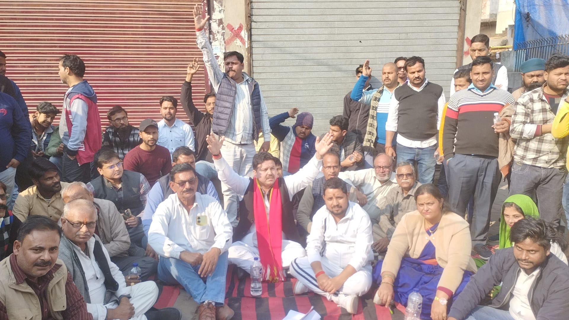 अलीगंज मार्ग पर एसडीएम से वार्ता करते दुकानदार,पूर्व विधायक विनय तिवारी एवं भाजपा नेता प्रीति व