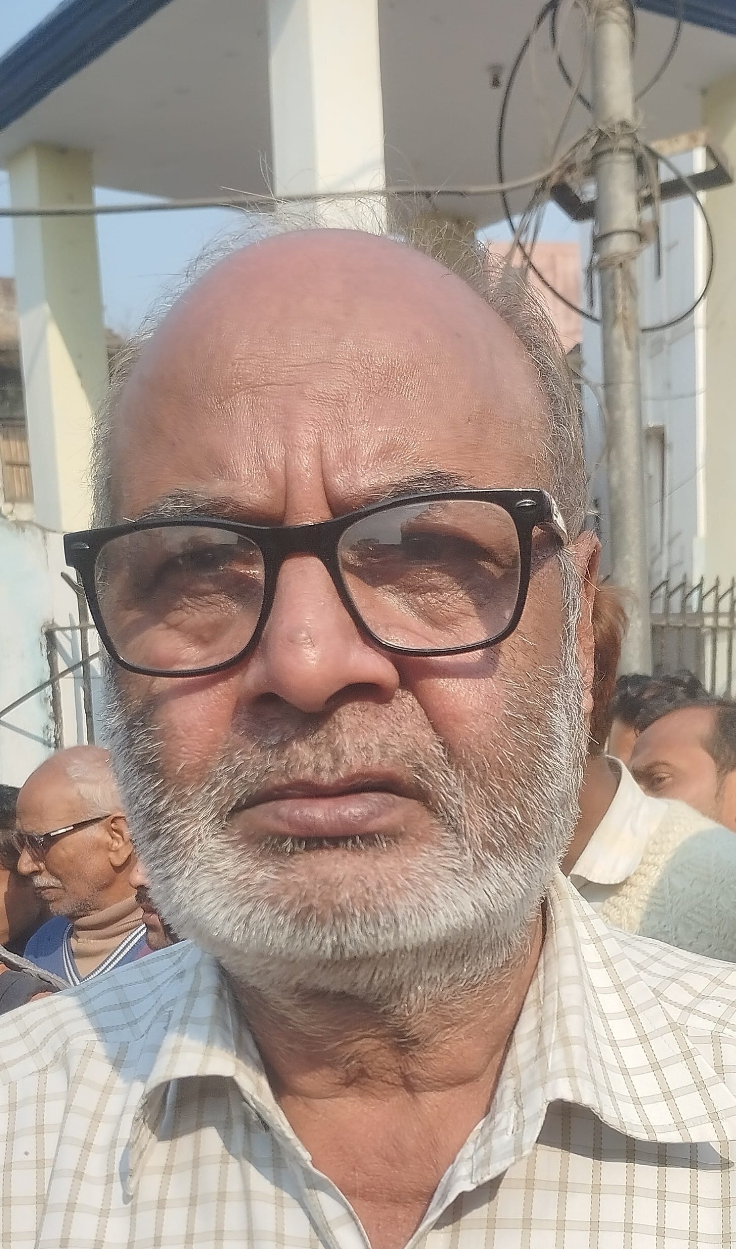 अलीगंज मार्ग पर एसडीएम से वार्ता करते दुकानदार,पूर्व विधायक विनय तिवारी एवं भाजपा नेता प्रीति व