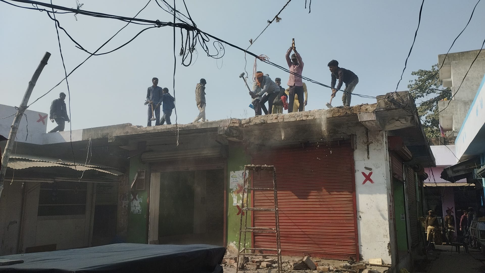 अलीगंज मार्ग पर एसडीएम से वार्ता करते दुकानदार,पूर्व विधायक विनय तिवारी एवं भाजपा नेता प्रीति व