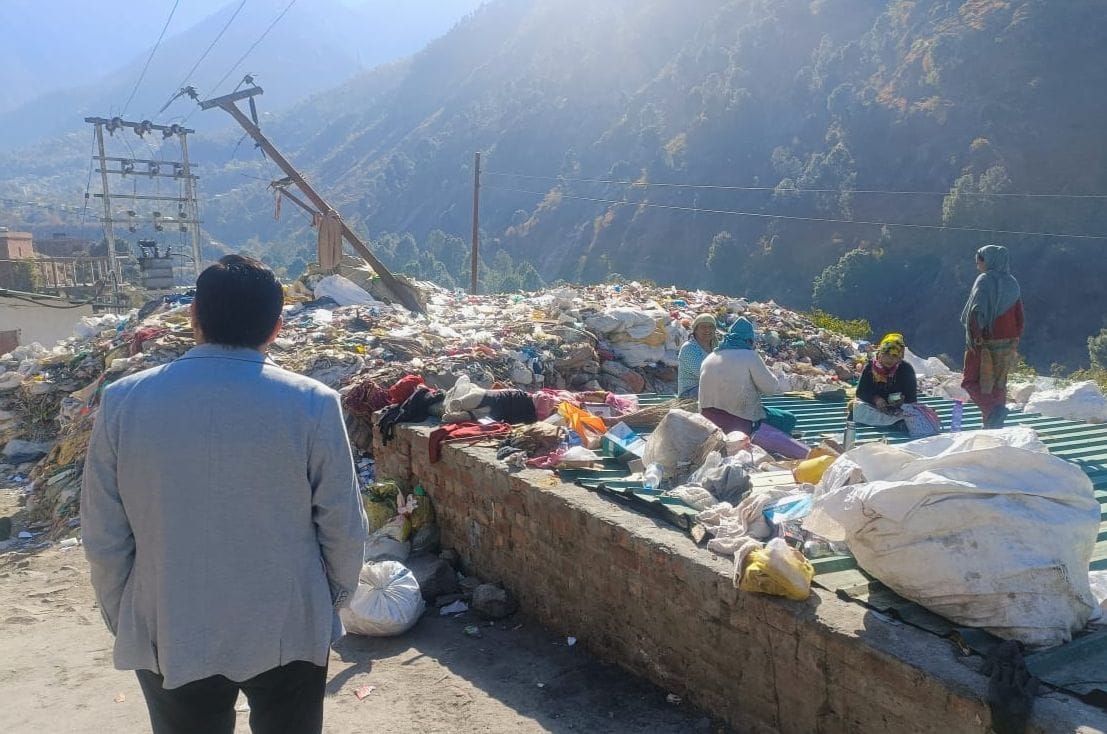 बग्गा में चमेरा जलाश्य से 15 प्रतिशत पानी छोड़ने की जांच करती प्रदूषण नियंत्रण बोर्ड की टीम। बग्गा में चमेरा जलाश्य से 15 प्रतिशत पानी छोड़ने की जांच करती प्रदूषण नियंत्रण बोर्ड की टीम।