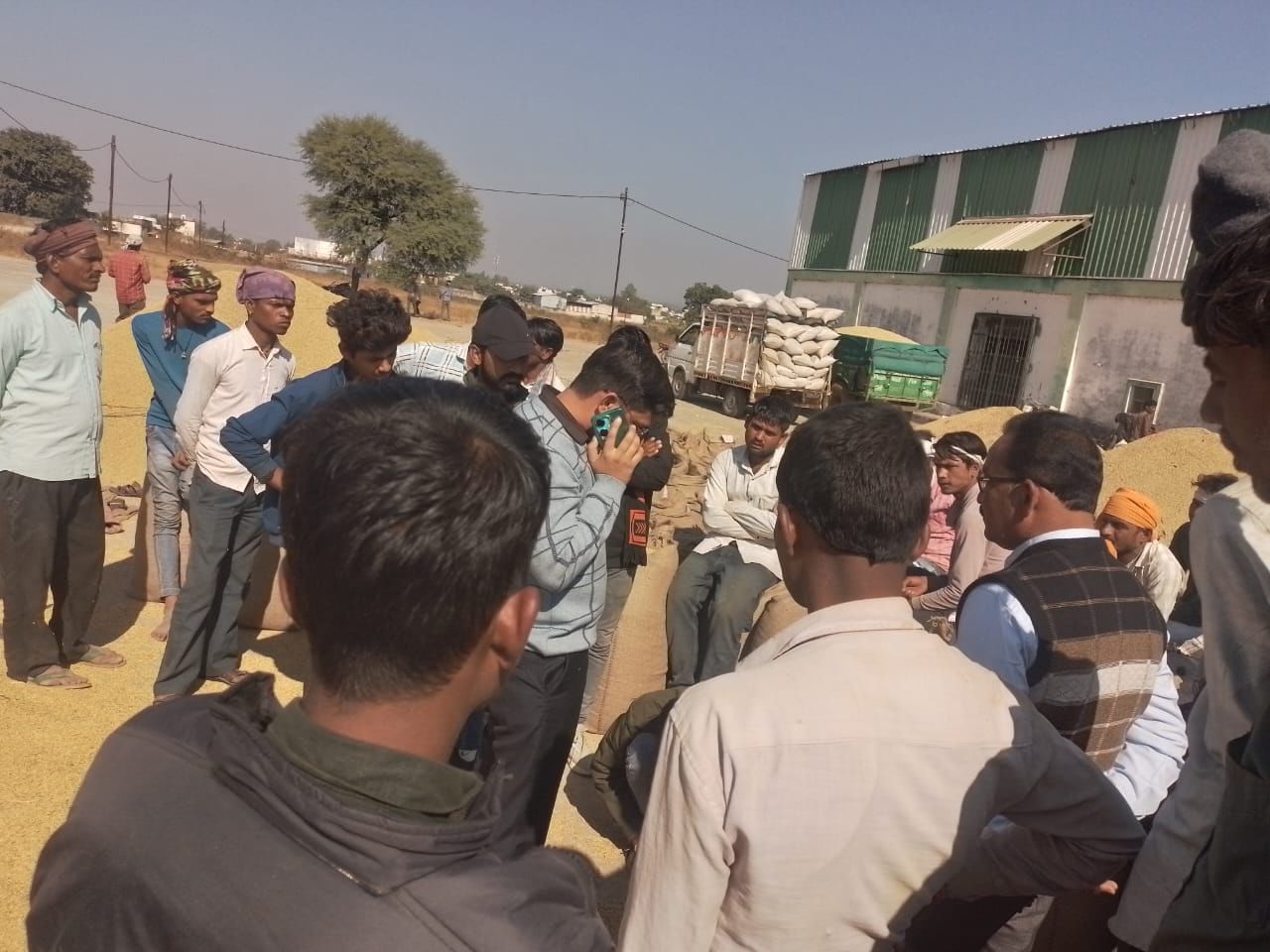 खरीदी केंद्र पर मौजूद किसान खरीदी केंद्र पर मौजूद किसान