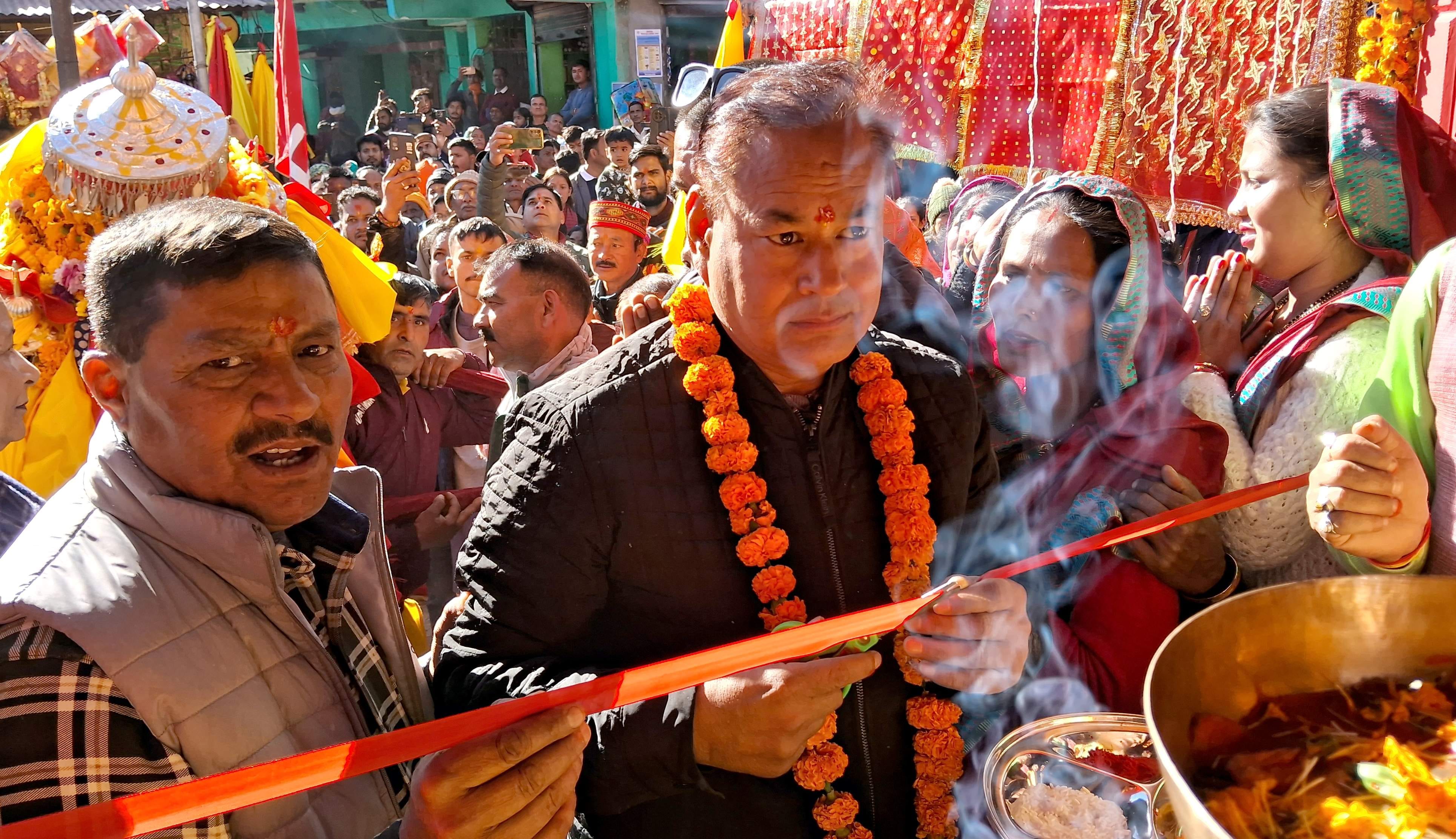 मंडल में अपने भक्तों को दर्शन देतीं मां ज्वाला की डोली। संवाद मंडल में अपने भक्तों को दर्शन देतीं मां ज्वाला की डोली। संवाद