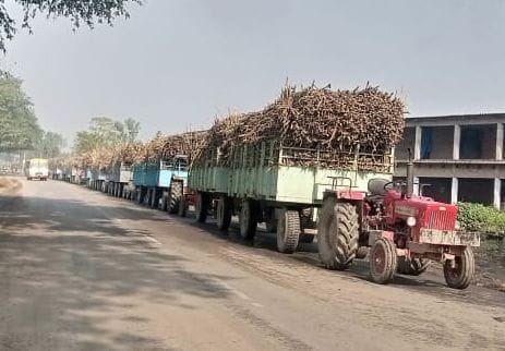 मझगई में दो ट्रॉलिया जोड़कर सड़क पर दौड़ता ट्रैक्टर। संवाद मझगई में दो ट्रॉलिया जोड़कर सड़क पर दौड़ता ट्रैक्टर। संवाद