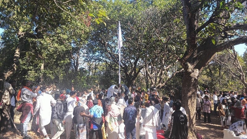 मेले में उपस्थित श्रद्धालु