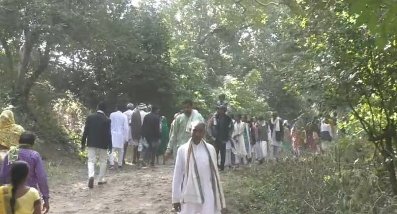 मेले में उपस्थित श्रद्धालु