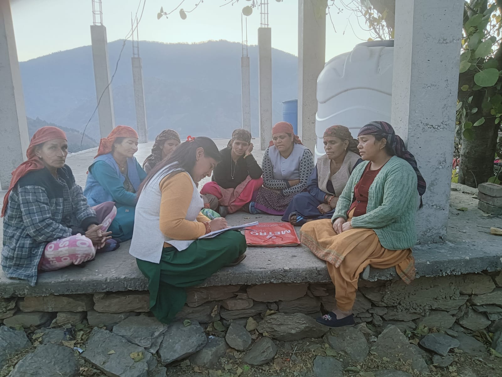नोगली में ग्रामीणों को घर घर जाकर रेबीज बारे  में जागरूक करते पशुपालन विभाग के पशु सखियां ।