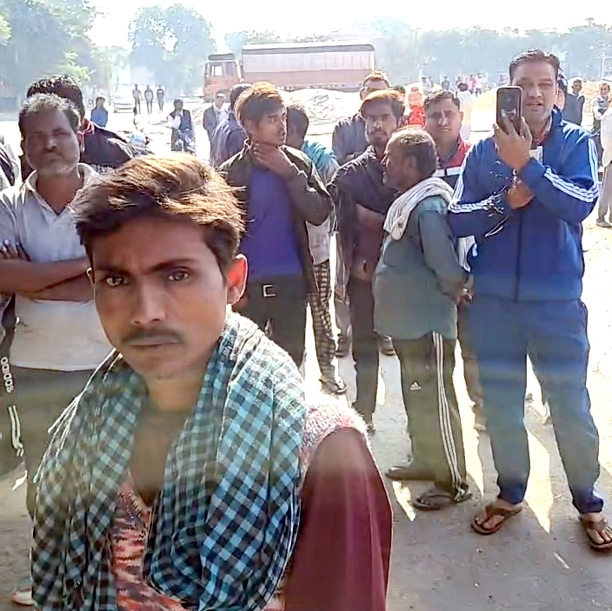 15जेएनडी17: मौके पर जुटी लोगों की भीड़। संवाद
