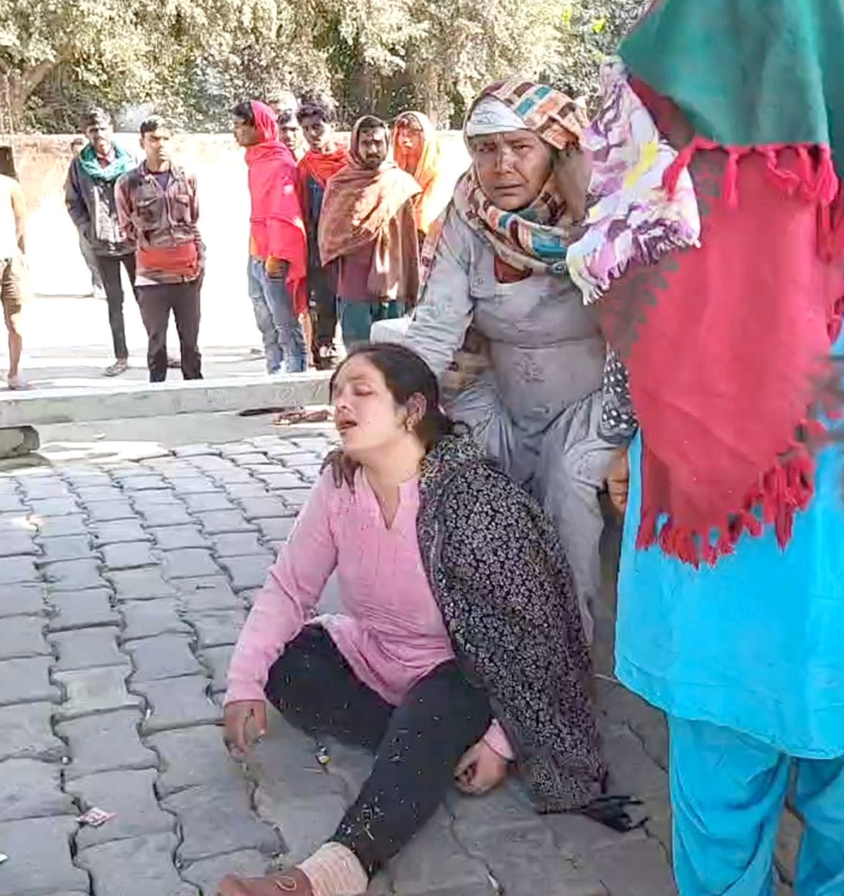 15जेएनडी17: मौके पर जुटी लोगों की भीड़। संवाद