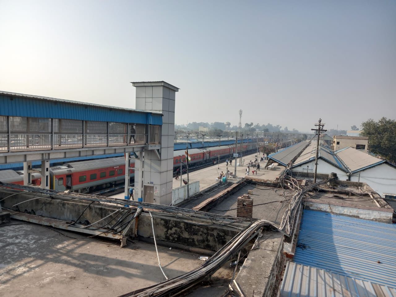 अंबाला कैंट रेलवे स्टेशन पर आरक्षण केंद्र और पार्सल कार्यालय की इमारतें। संवाद