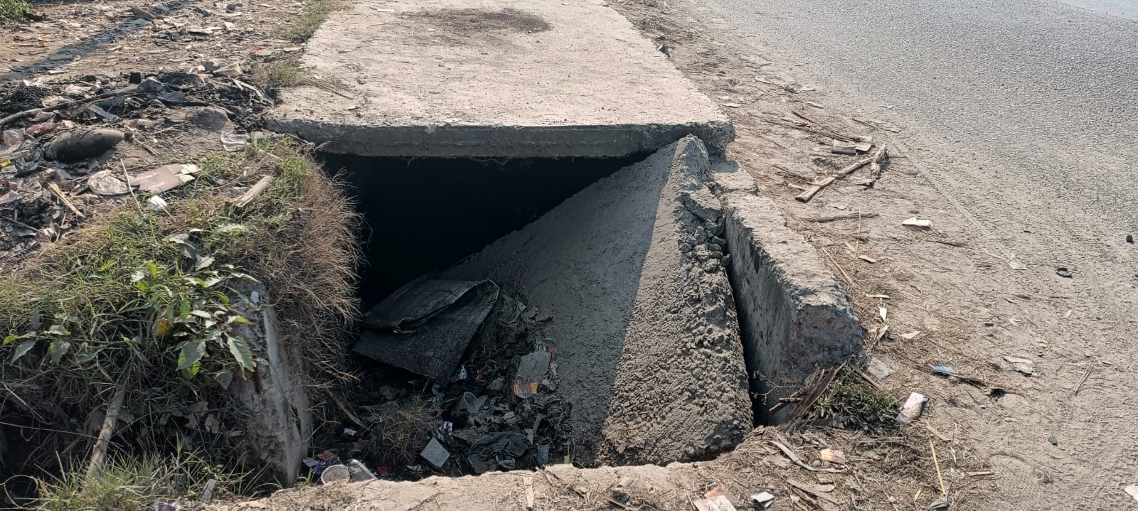 अमरिया कस्बे में ब्लॉक के सामने हाईवे पर खड़ी मोटरसाइकिलें।संवाद अमरिया कस्बे में ब्लॉक के सामने हाईवे पर खड़ी मोटरसाइकिलें।संवाद