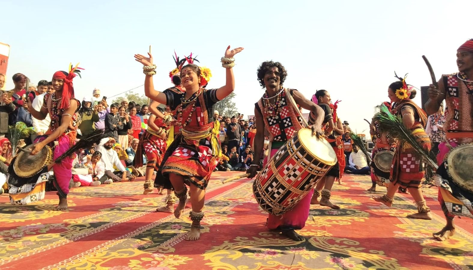 कुरुक्षेत्र। ब्रह्मसरोवर तट पर शिल्प व सरस मेले को देखने के लिए उमड़ी पर्यटकों की भीड़। संवाद