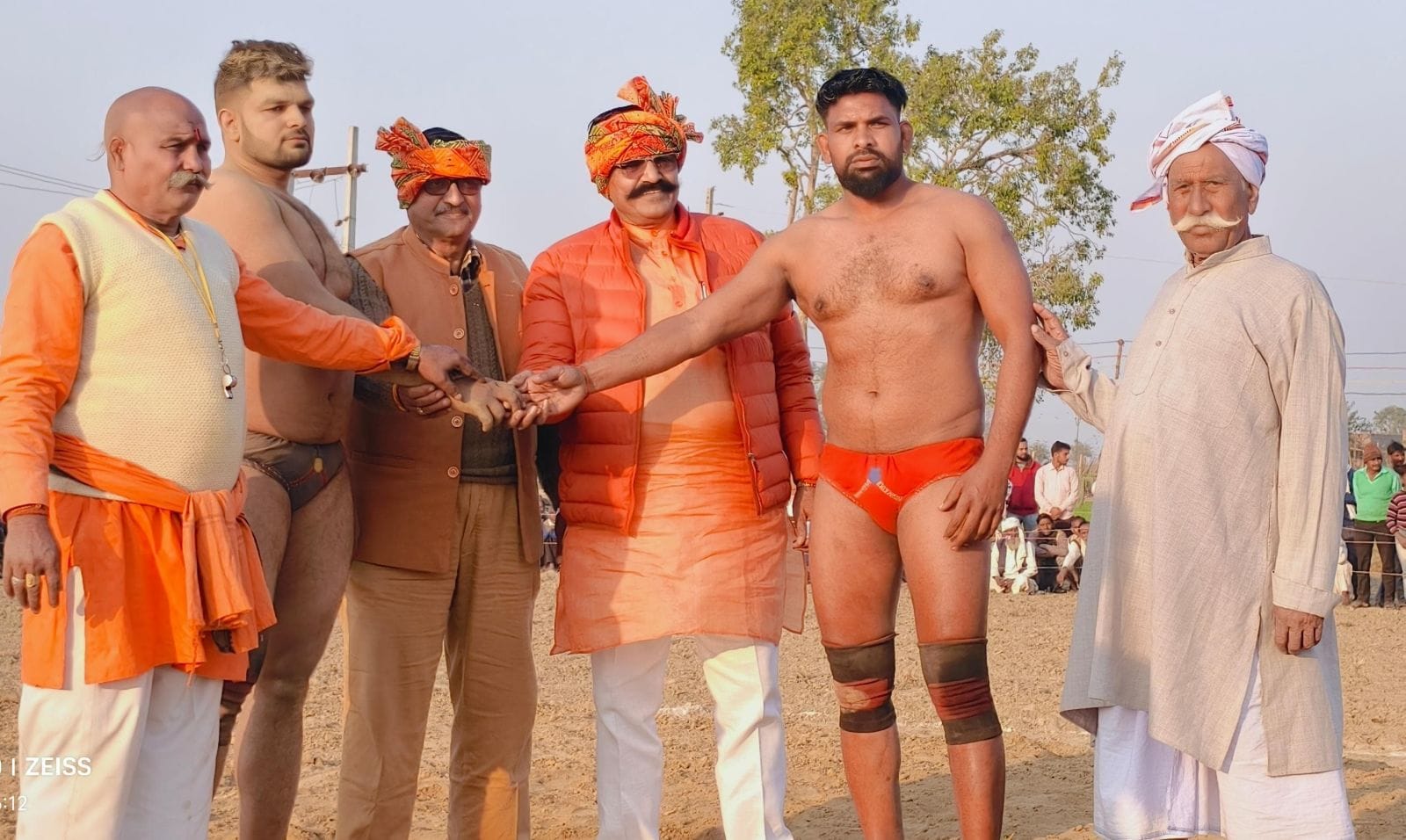माधव मेले के दंगल में कुश्ती में जोर आजमाते पहलवान। संवाद माधव मेले के दंगल में कुश्ती में जोर आजमाते पहलवान। संवाद