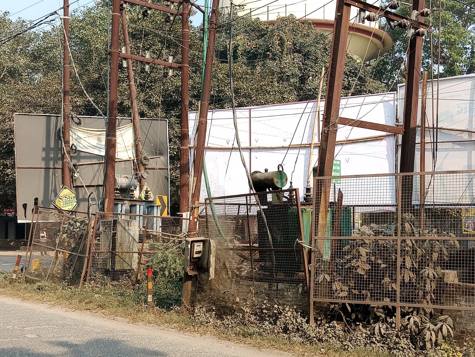 पीलीभीत के रामा कॉलेज मार्ग पर ट्रांसफॉर्मर के पास लगी होर्डिंग।संवाद
