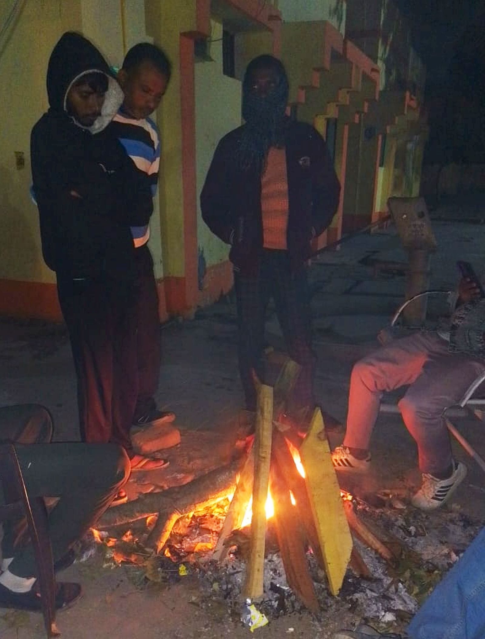 रोडवेज परिसर अलावा से तापते लोग। स्त्रोत विभाग
