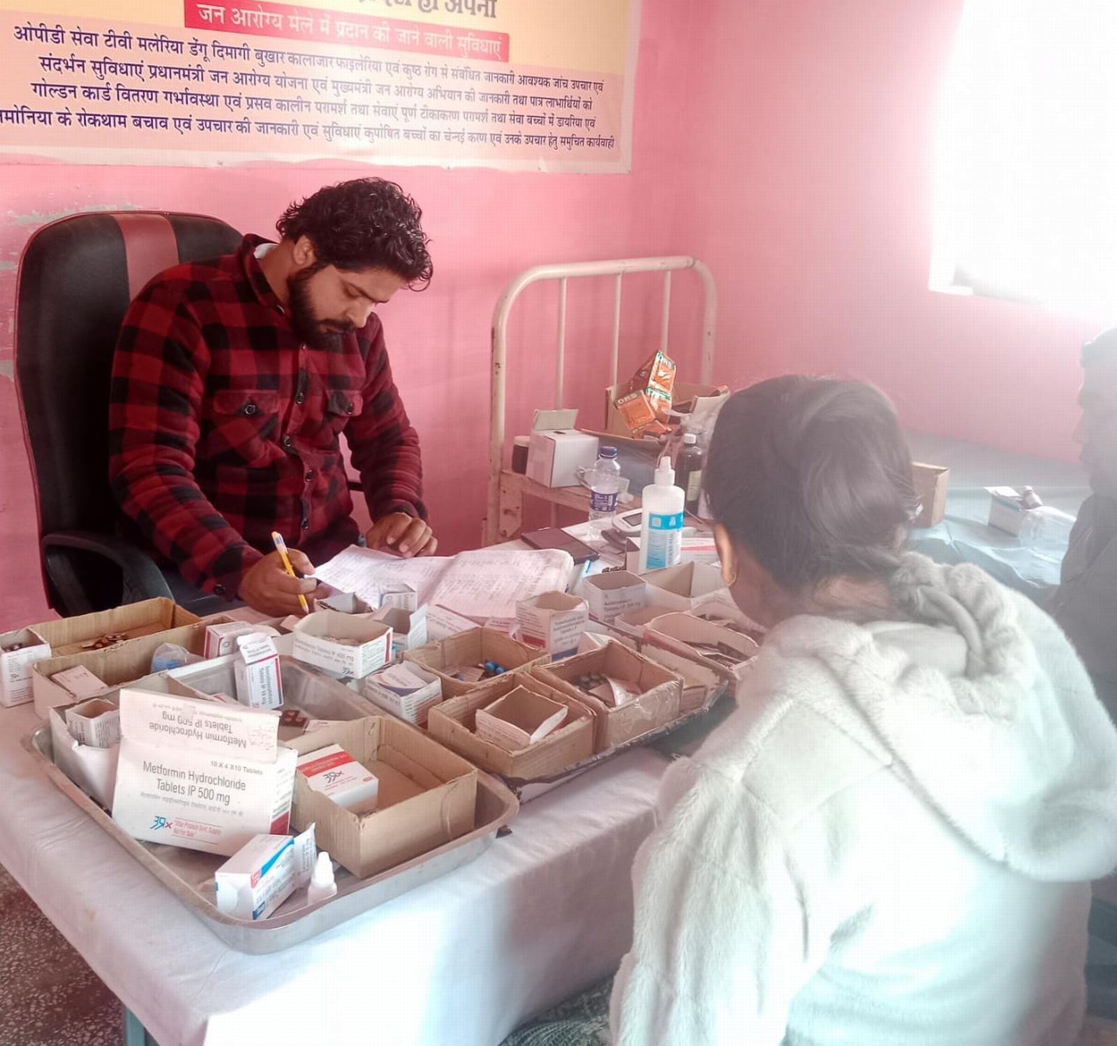 रिसौली पीएचसी पर मरीज दवा लेते हुए। संवाद रिसौली पीएचसी पर मरीज दवा लेते हुए। संवाद