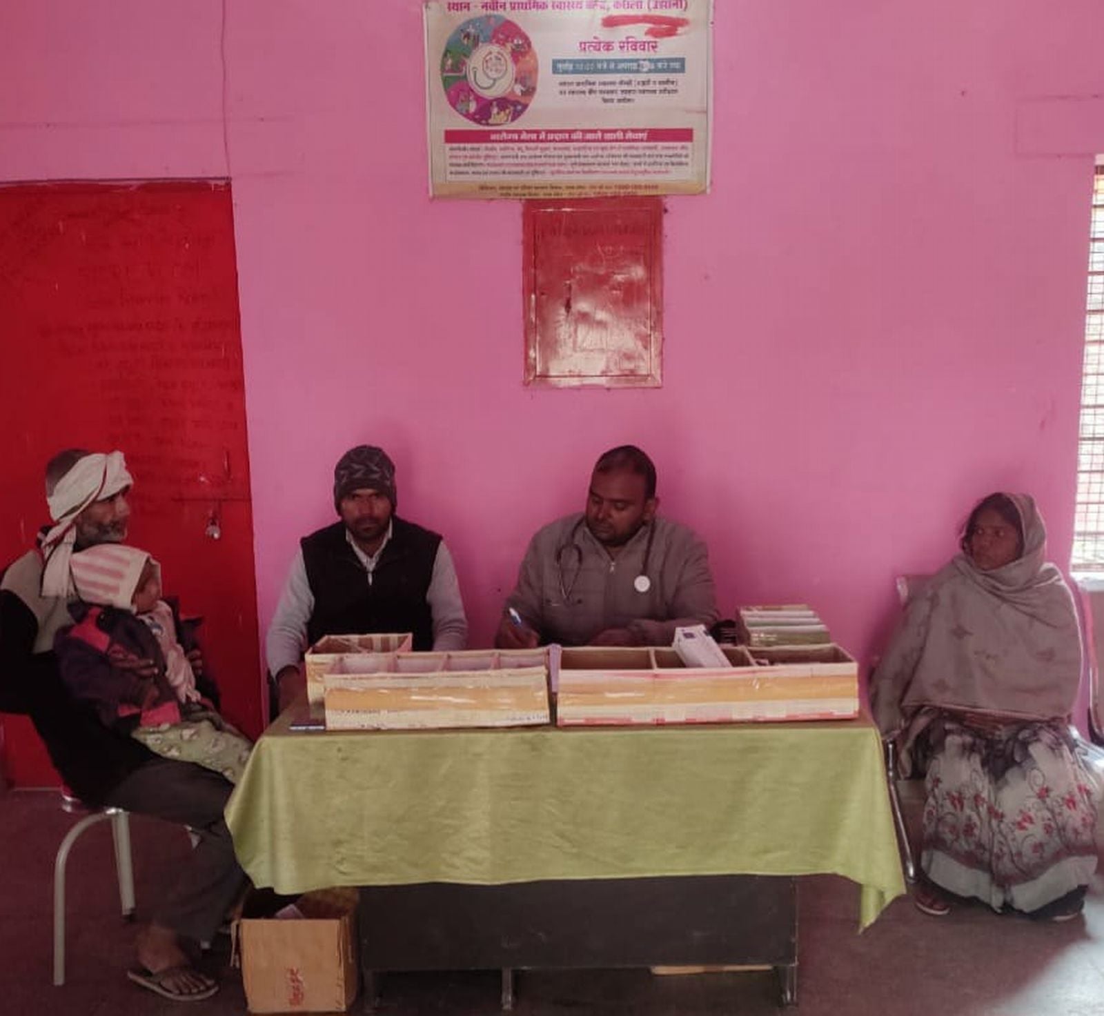 रिसौली पीएचसी पर मरीज दवा लेते हुए। संवाद रिसौली पीएचसी पर मरीज दवा लेते हुए। संवाद