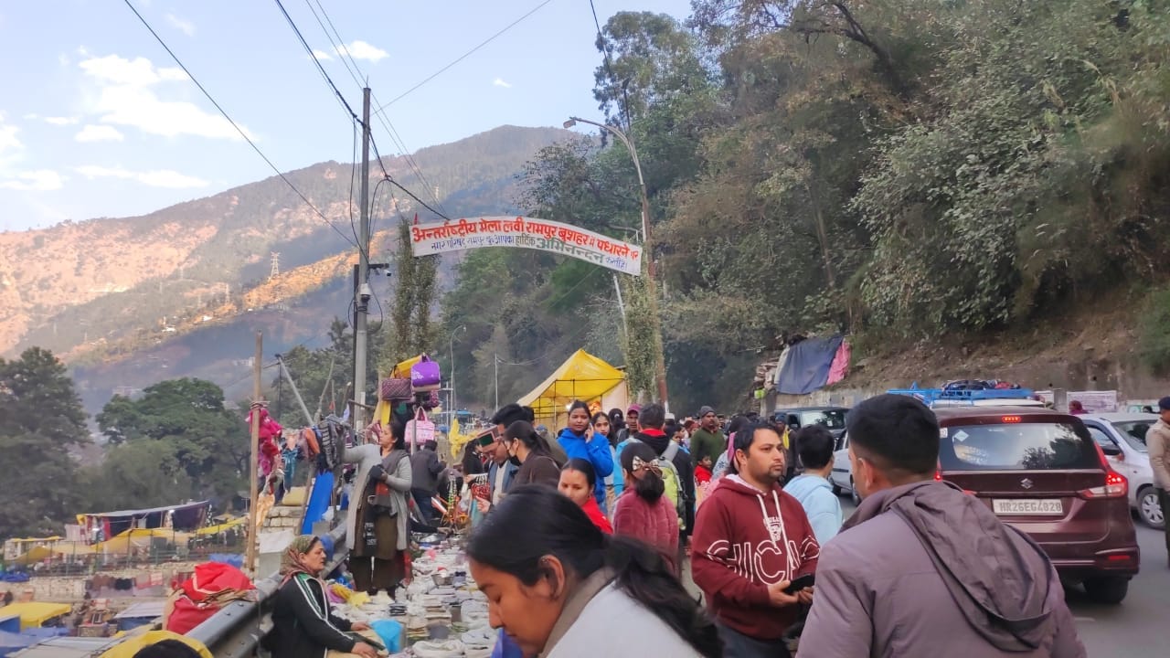 रविवार को लवी मेले के आखिरी दिन उमड़ी भीड़।