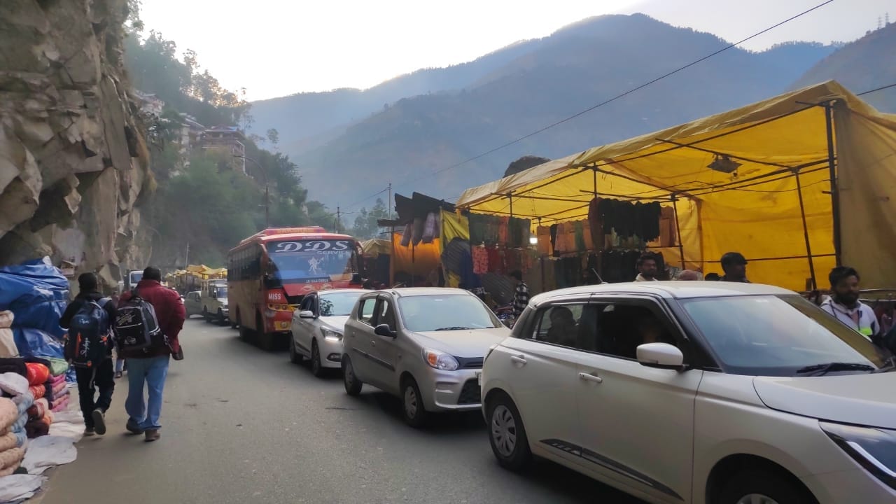 रविवार को लवी मेले के आखिरी दिन उमड़ी भीड़।