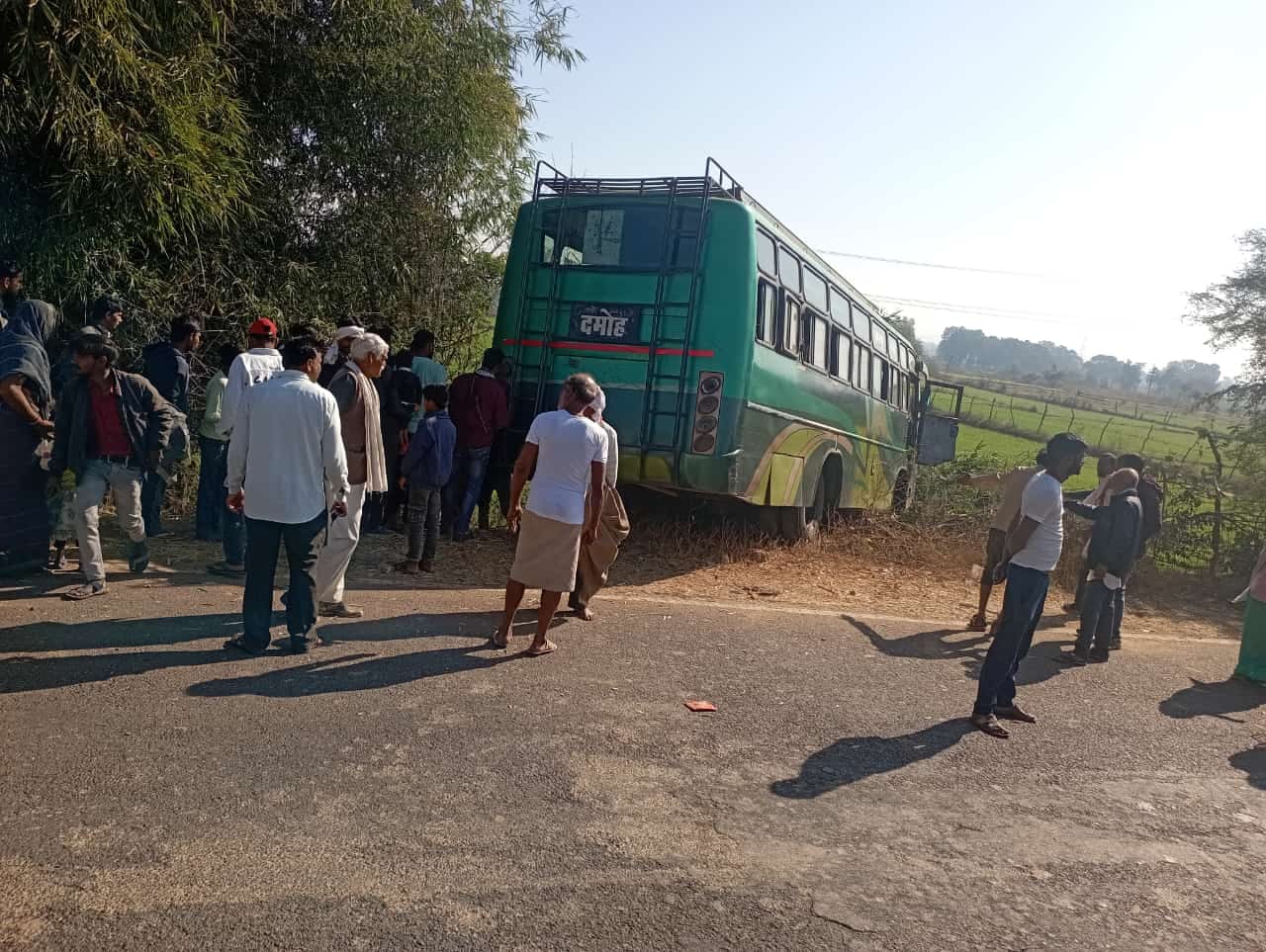 सड़क पर खड़े क्षतिग्रस्त वाहन 
