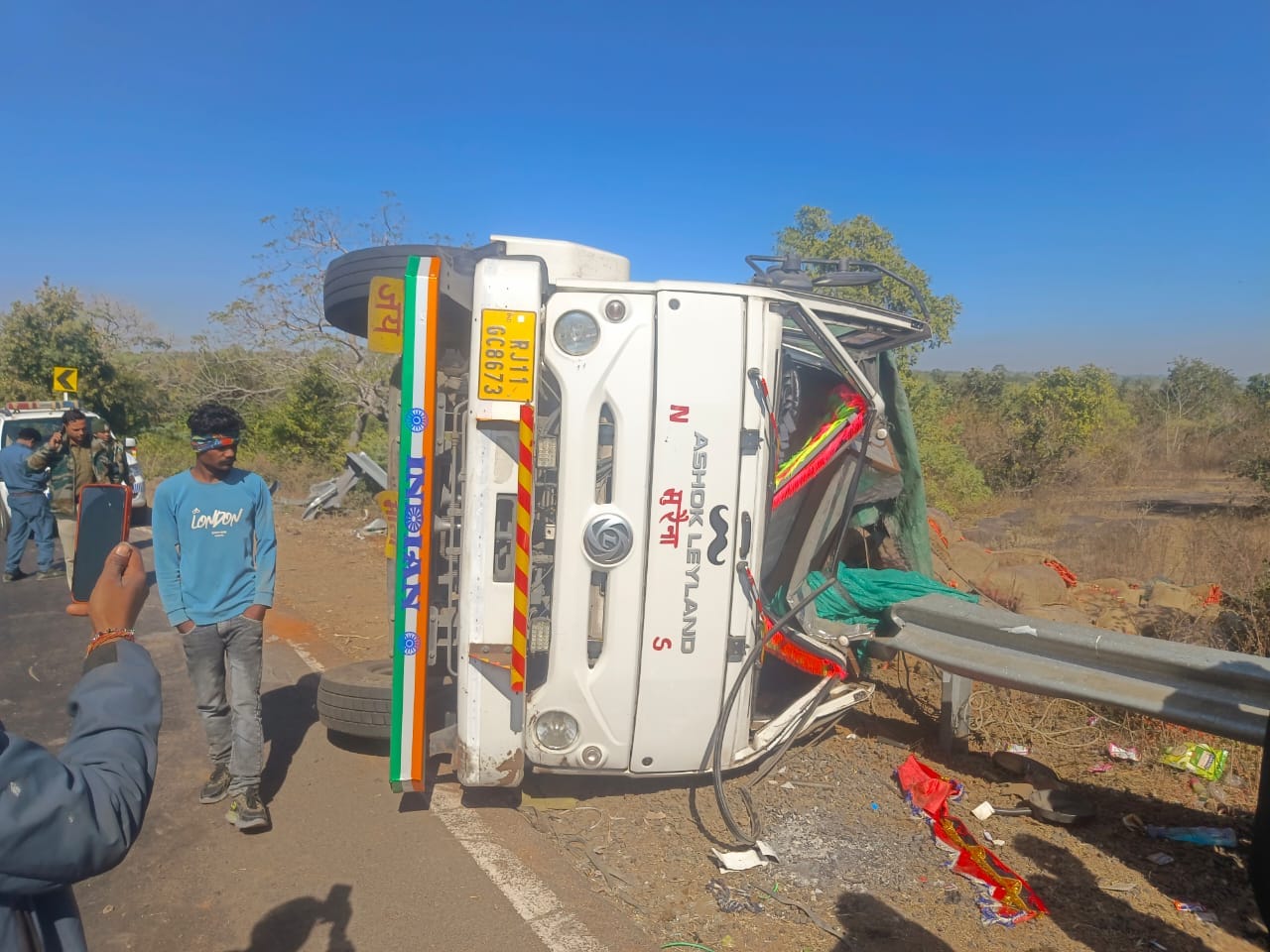 सड़क पर खड़े क्षतिग्रस्त वाहन 