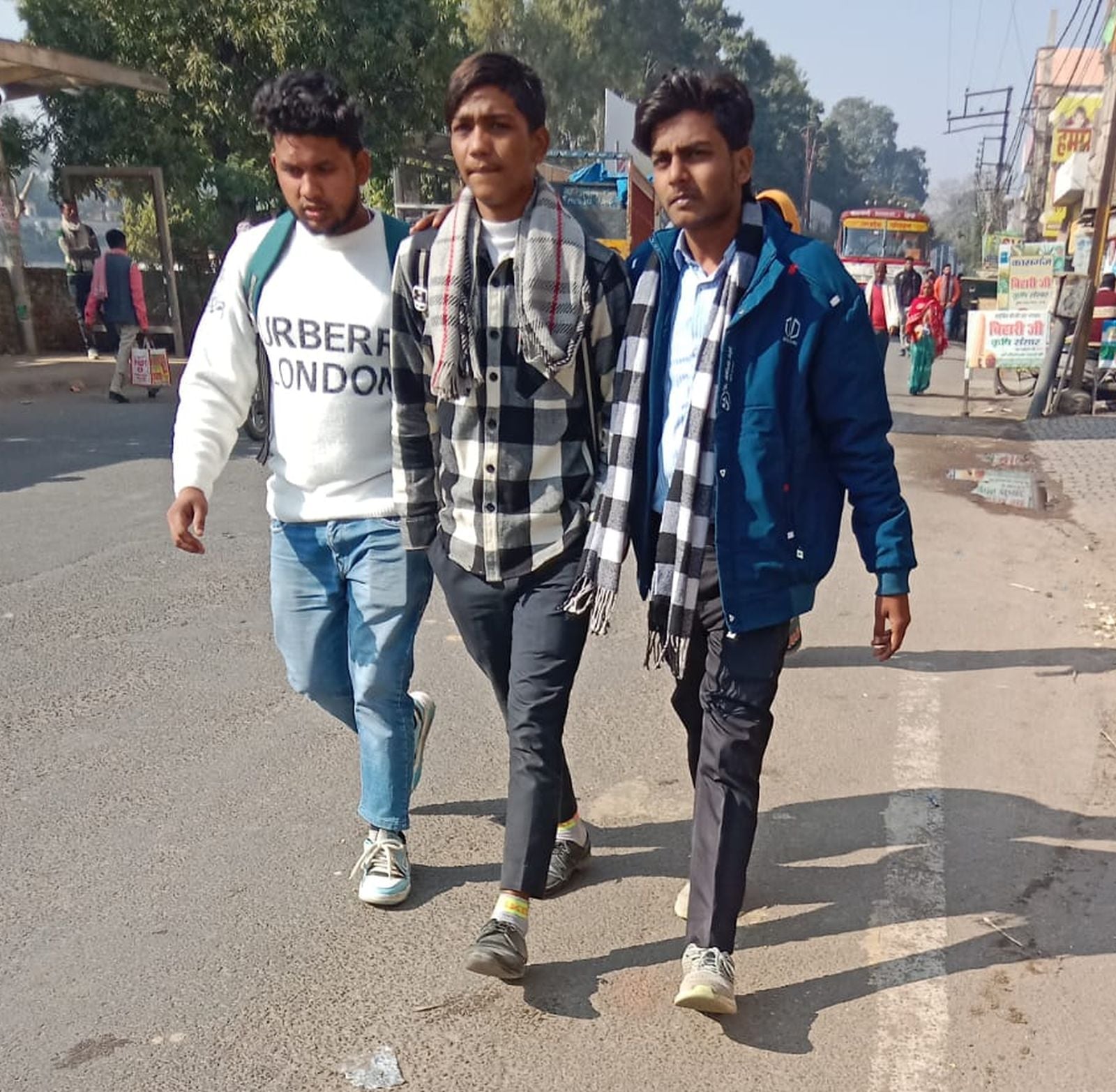 ठंड से बचने के लिए गर्म कपड़े पहनकर जाती महिला, बच्ची। संवाद ठंड से बचने के लिए गर्म कपड़े पहनकर जाती महिला, बच्ची। संवाद
