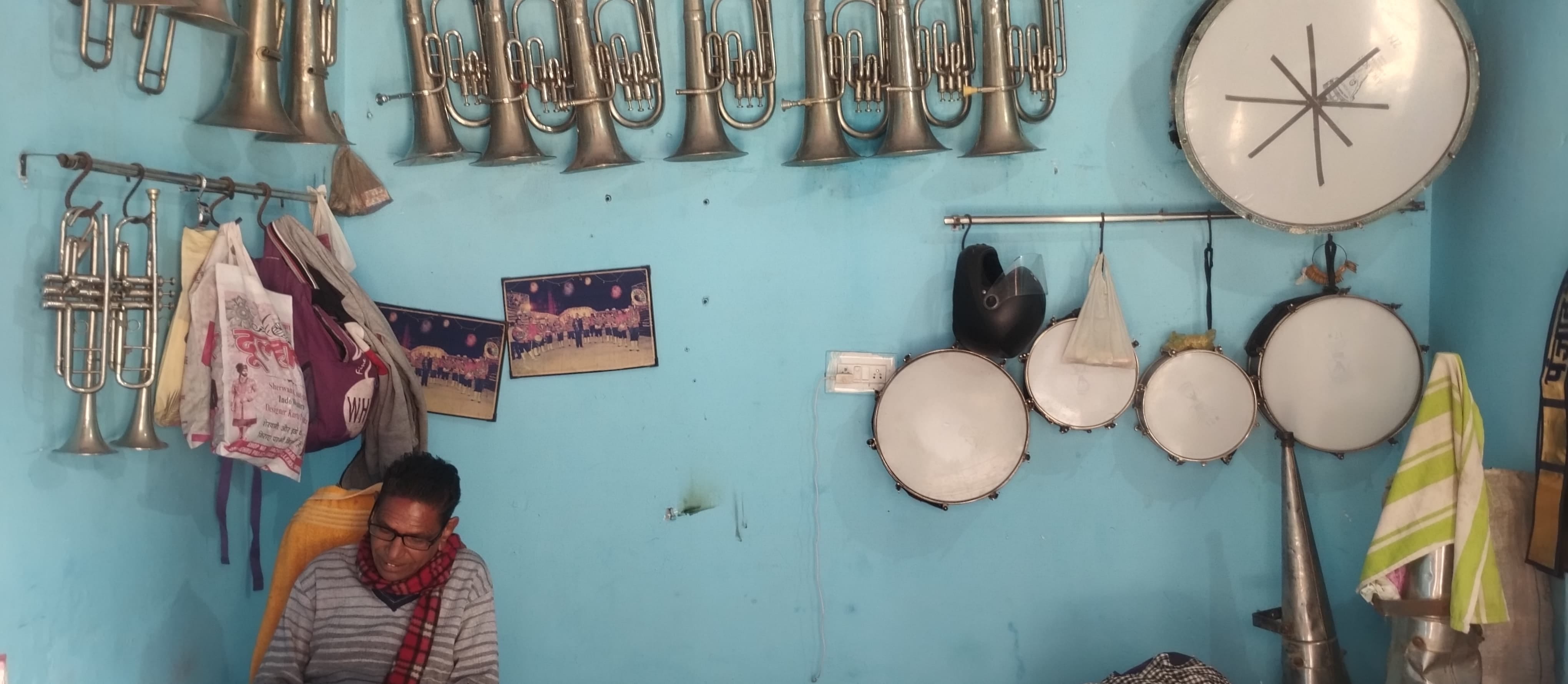 धुन का अभ्यास करते हुए बैंड मास्टर बलकार सिंह। संवाद