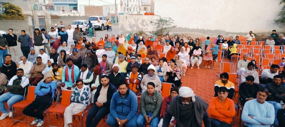 15जेएनडी35: विजय नगर कालोनी में आयोजित जनसभा में मौजूद कालोनीवासी। स्वयं