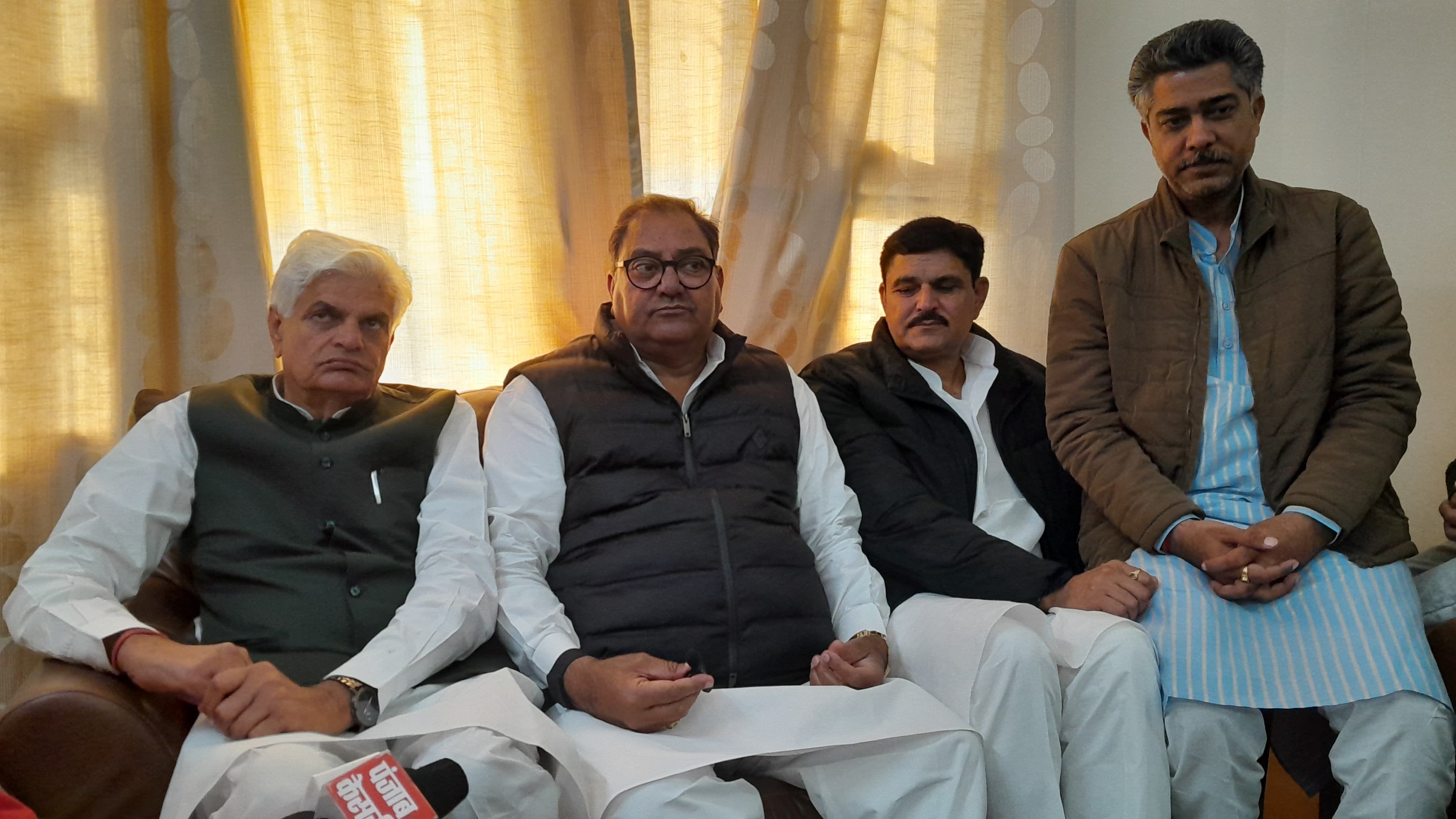 16जेएनडी 34: हरियल रेस्ट हाउस में पत्रकार वार्ता करते हुए इनेलो राष्ट्रीय प्रधान महासचिव अभय च 16जेएनडी 34: हरियल रेस्ट हाउस में पत्रकार वार्ता करते हुए इनेलो राष्ट्रीय प्रधान महासचिव अभय च