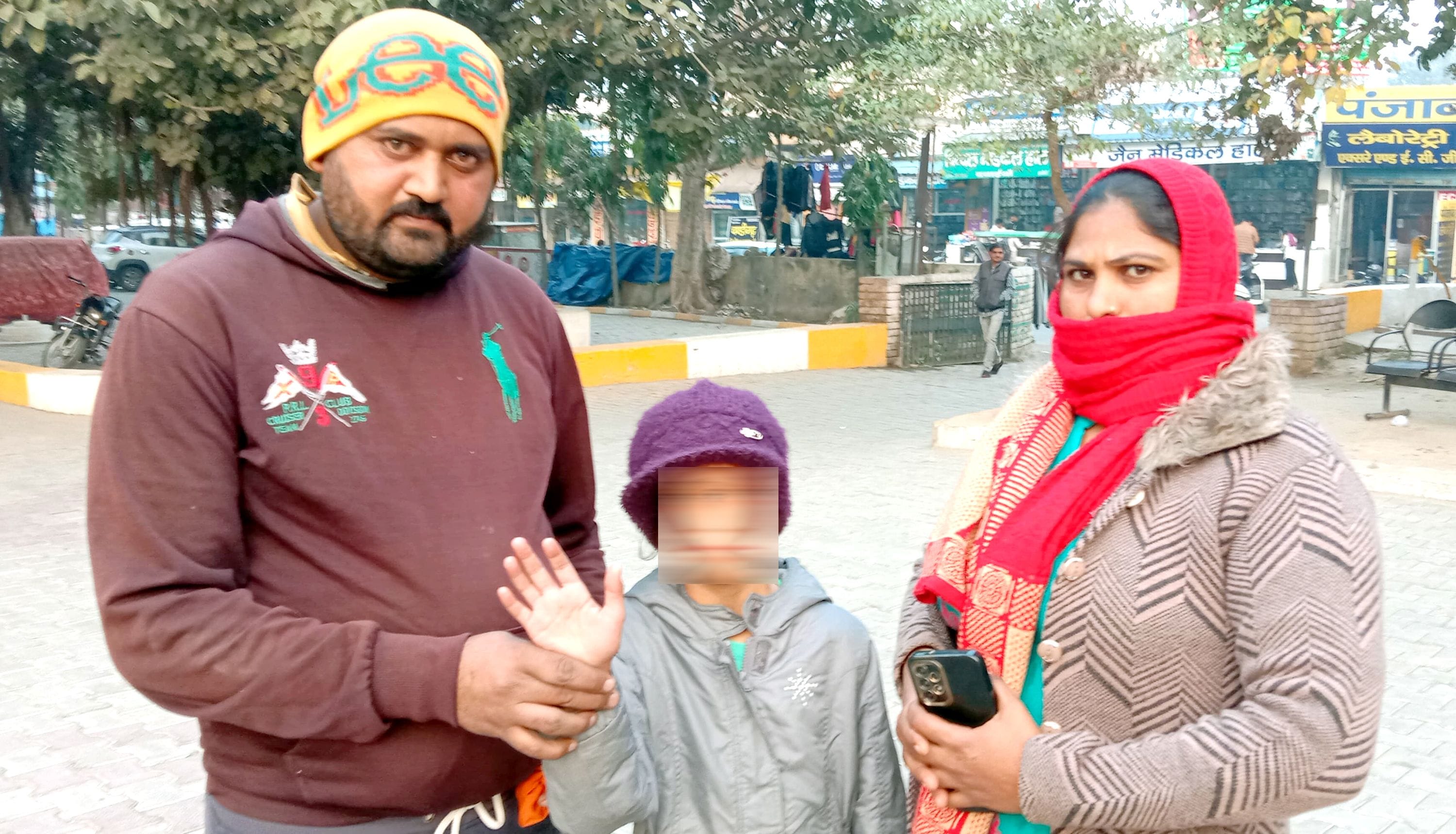 16जेएनडी25: नागरिक अस्पताल में लड़की के हाथ दिखाते हुए उसके चाचा व मां संतोष। संवाद 16जेएनडी25: नागरिक अस्पताल में लड़की के हाथ दिखाते हुए उसके चाचा व मां संतोष। संवाद