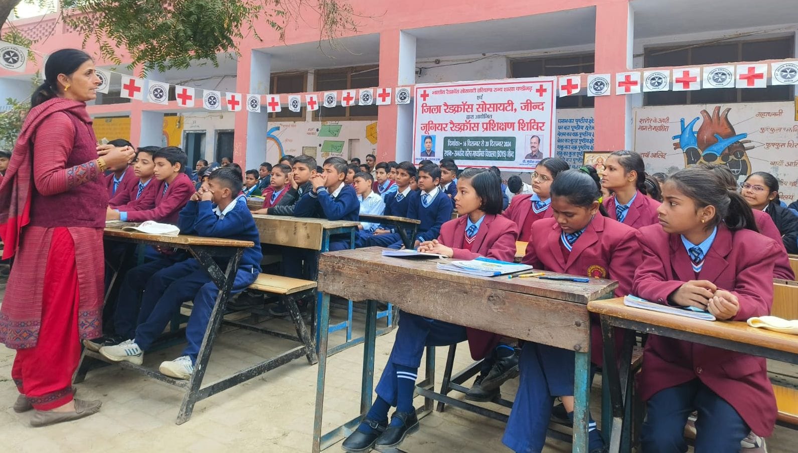 16जेएनडी27: छात्रों को जानकारी देते हुए रेडक्रॉस ट्रेनर सरोज। स्रोत विभाग 16जेएनडी27: छात्रों को जानकारी देते हुए रेडक्रॉस ट्रेनर सरोज। स्रोत विभाग