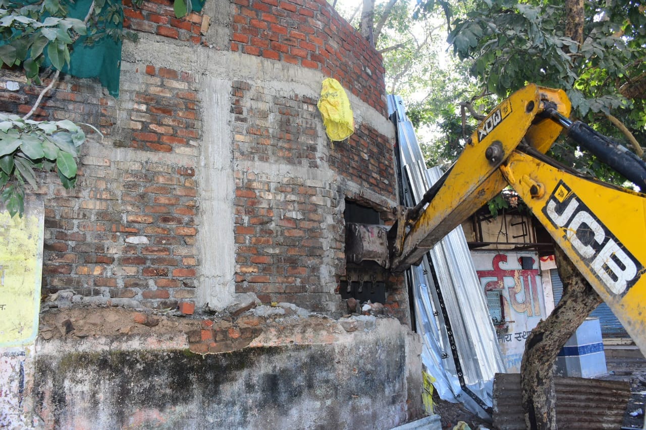 फिर चला मोहन सरकार का बुलडोजर, मंदिर और मस्जिद के बीच हो रहा था अवैध निर्माण हिंदू संगठन की शिक फिर चला मोहन सरकार का बुलडोजर, मंदिर और मस्जिद के बीच हो रहा था अवैध निर्माण हिंदू संगठन की शिक