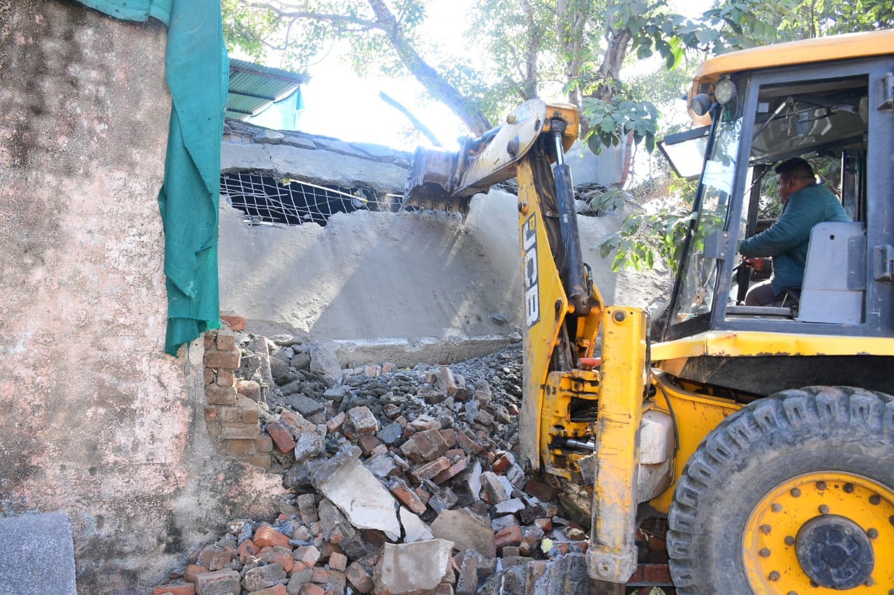 फिर चला मोहन सरकार का बुलडोजर, मंदिर और मस्जिद के बीच हो रहा था अवैध निर्माण हिंदू संगठन की शिक फिर चला मोहन सरकार का बुलडोजर, मंदिर और मस्जिद के बीच हो रहा था अवैध निर्माण हिंदू संगठन की शिक