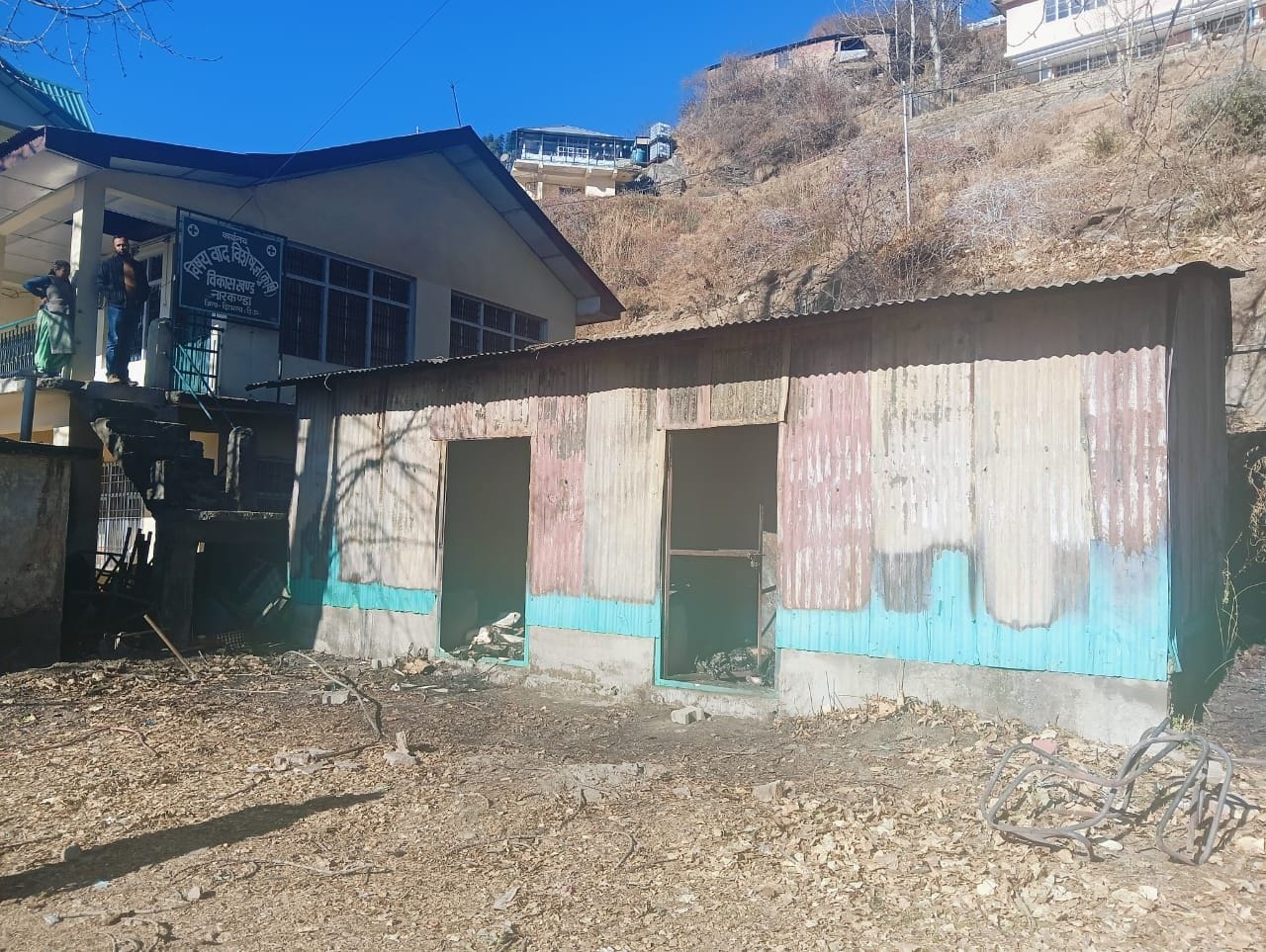 कुमारसेन थाना क्षेत्र के तहत नारकंडा स्थित बीडीओ दफ्तर के बाहर बने एक स्टोर में लगी आग