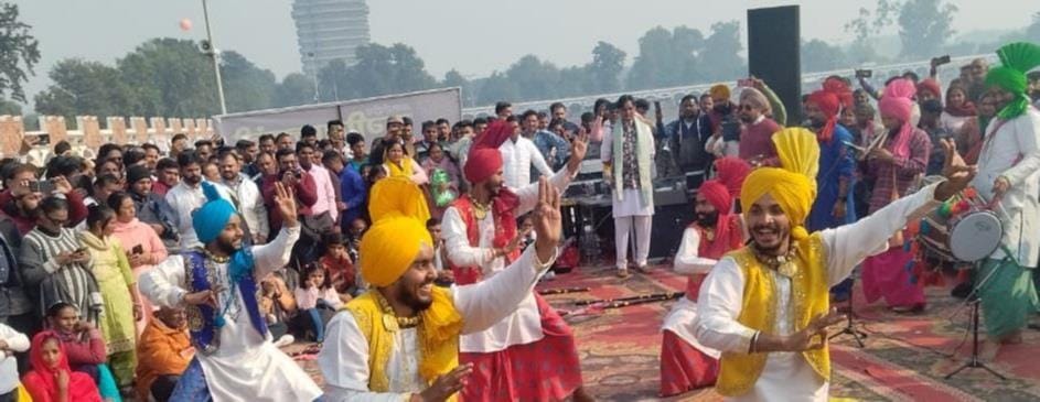 कुरुक्षेत्र। प्रस्तुति के इंतजार में बैठी फोन देखती पंजाब की कलाकार। संवाद कुरुक्षेत्र। प्रस्तुति के इंतजार में बैठी फोन देखती पंजाब की कलाकार। संवाद