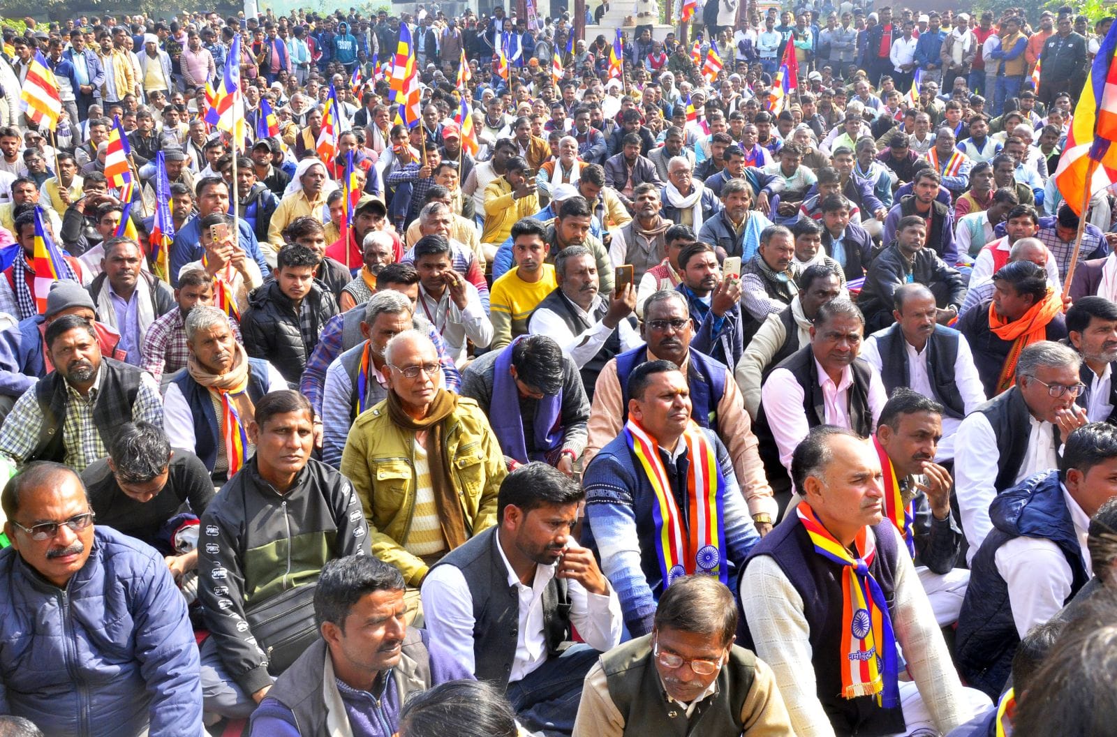 मालवीय आवास पर धरना देते बौद्ध भिक्षु । संवाद मालवीय आवास पर धरना देते बौद्ध भिक्षु । संवाद