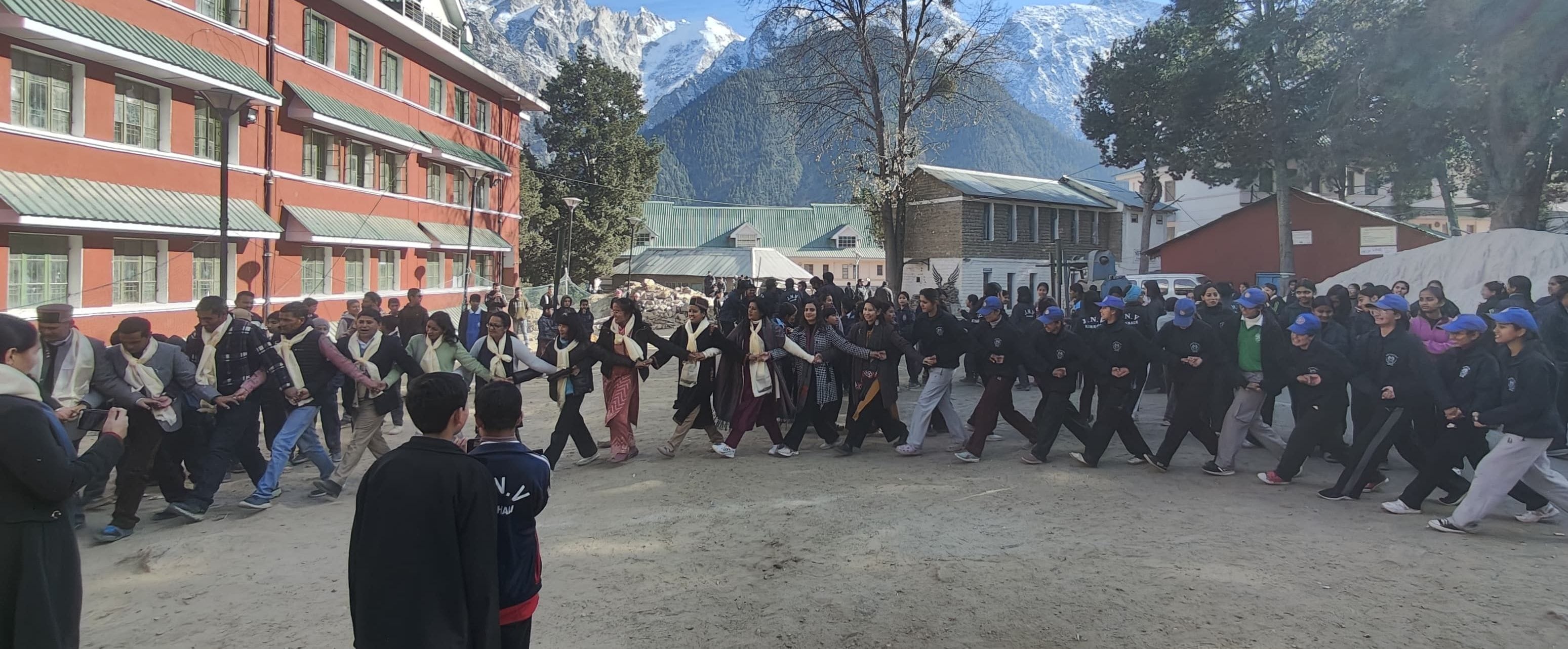 पीएम श्री नवोदय विद्यालय रिकांगपिओ  में पूर्व छात्र समागम  में भाग लेते छात्र औँर छात्राएं।