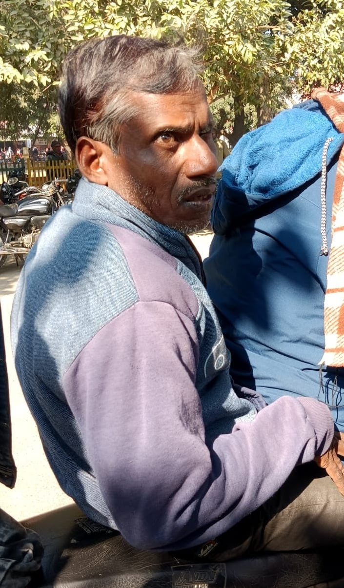 पीलीभीत के जिला चिकितसालय परिसर में आयोजित दिव्यांग शिविर में पहुंचे लोग।संवाद