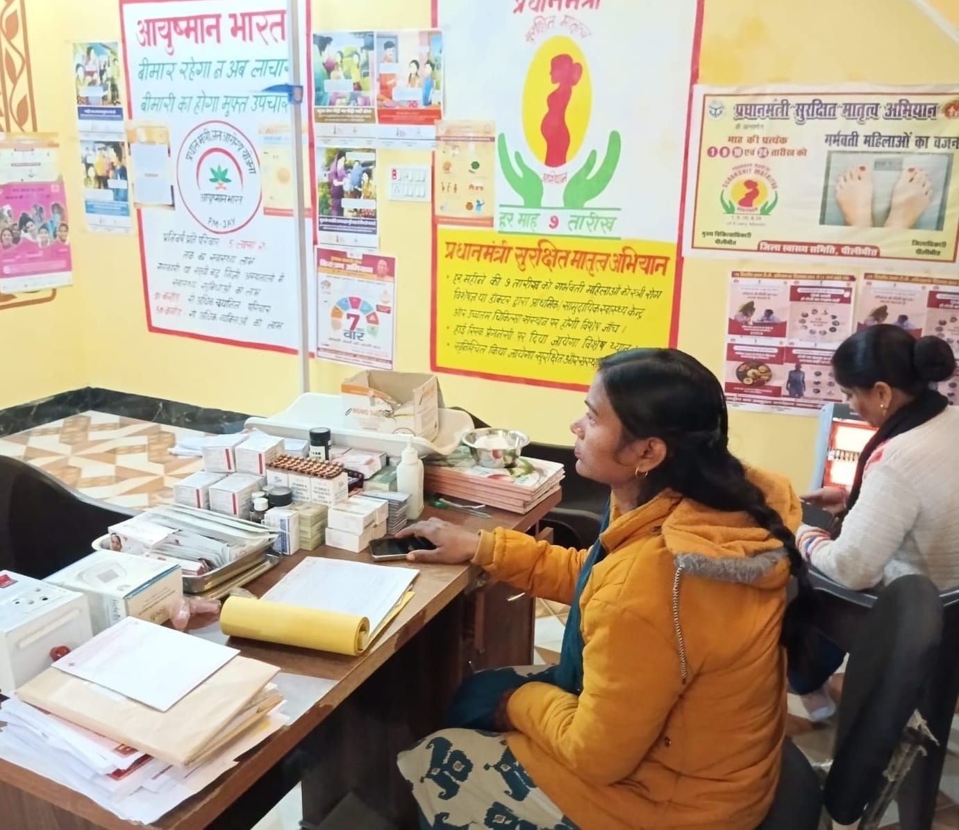 पीलीभीत के नगरीय प्राथमिक स्वास्थ्य केंद्र जोशीटोला में मरीजों को देखती चिकित्सक।संवाद पीलीभीत के नगरीय प्राथमिक स्वास्थ्य केंद्र जोशीटोला में मरीजों को देखती चिकित्सक।संवाद