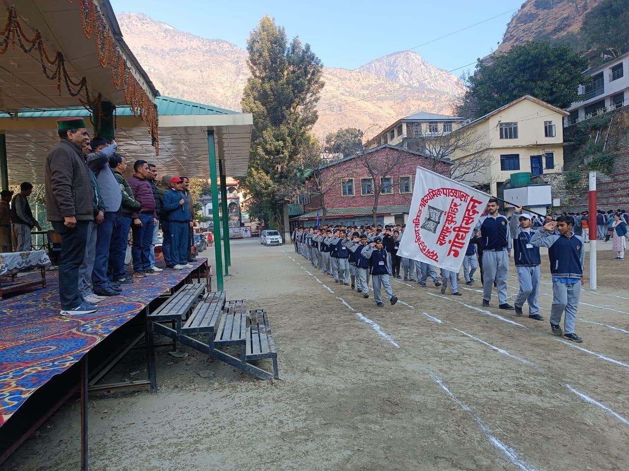 पदम छात्र  स्कूल रामपुर में दो दिवसीय खेल कूद प्रतियोगिता के दौरान दौड़ प्रतियोगिता में भाग लेत