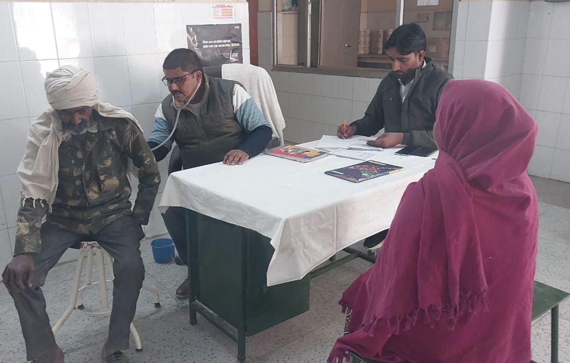 शाहजहांपुर में पीएचसी एमनजई जलालनगर में खाली पड़ा परिसर। संवाद