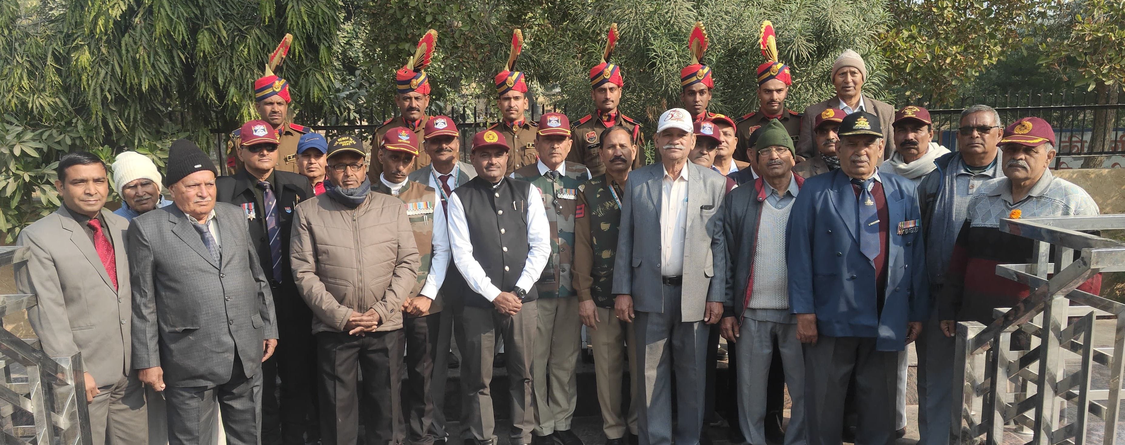 शहीद स्मारक की सफाई न होने पर रोष जताते पूर्व सैनिक व संगठन के पदाधिकारी।