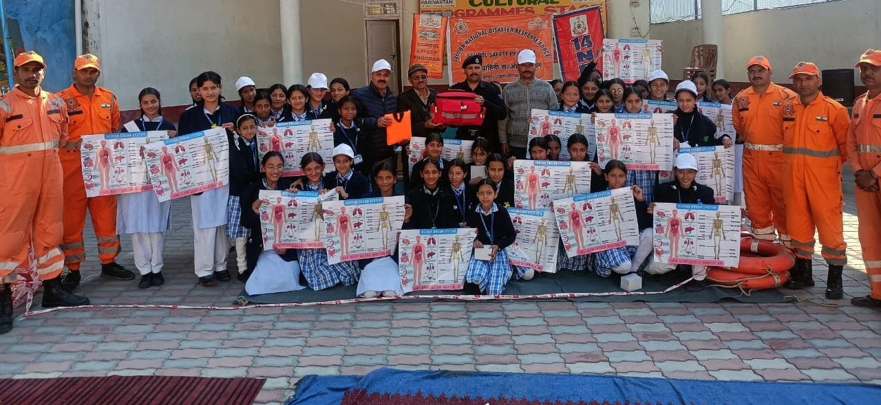 एनडीआरएफ ज्यूरी की टीम  कन्या स्कूल रामपुर में छात्राओं को आपदा से बचाव को लेकर जागरूक करते हुए