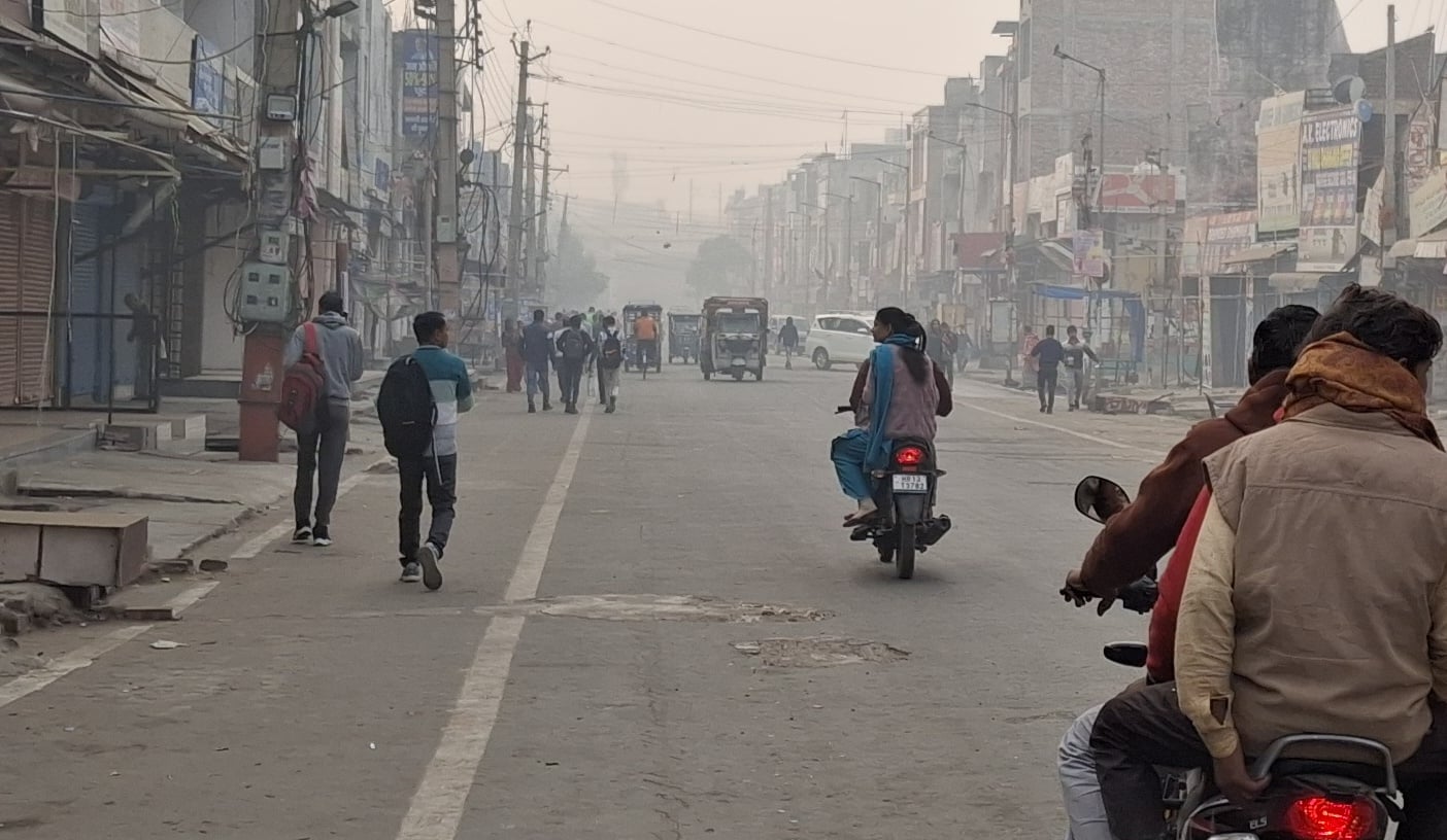 -फोटो 61 : बहादुरगढ़ में रेलवे रोड पर पानी का छिड़काव करता टैंकर। संवाद -फोटो 61 : बहादुरगढ़ में रेलवे रोड पर पानी का छिड़काव करता टैंकर। संवाद