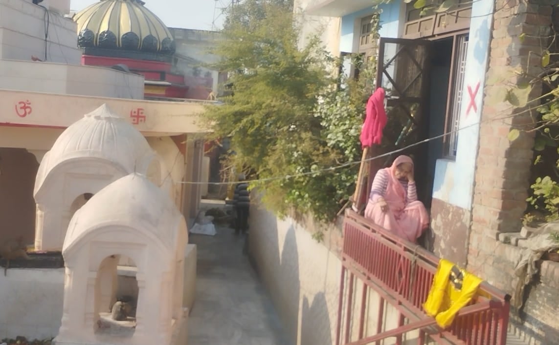 गोला के शिव मंदिर के मुख्य मार्ग पर किया जा रहा ध्वस्तीकरण। संवाद