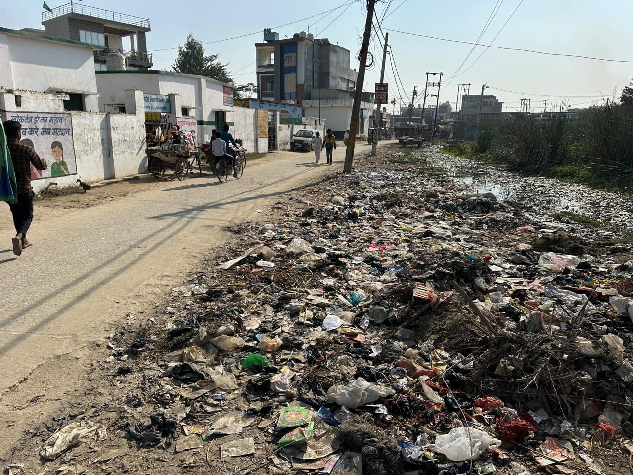 नगर पंचायत पकड़िया नौगवां में पानी की टंकी परिसर में रखे-रखे खराब हो रहे कूड़ेदान।संवाद नगर पंचायत पकड़िया नौगवां में पानी की टंकी परिसर में रखे-रखे खराब हो रहे कूड़ेदान।संवाद