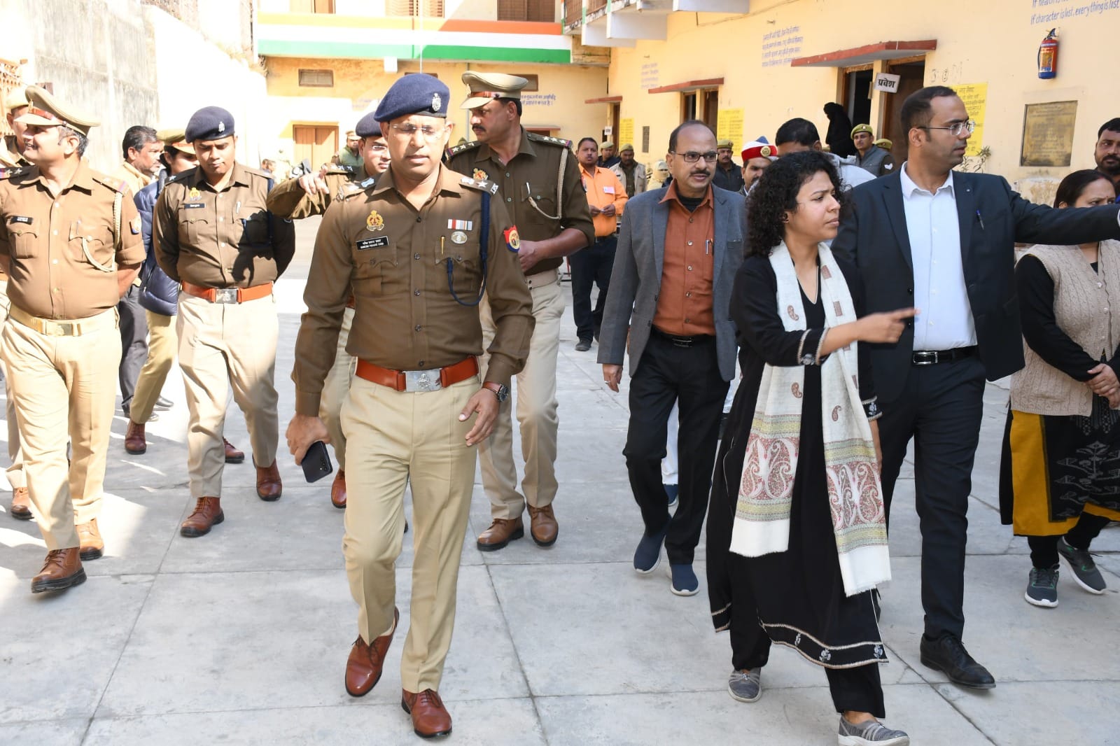 पलिया के सिंगहिया मतदान केंद्र पर लगी महिला मतदाताओं की लाइन। संवाद